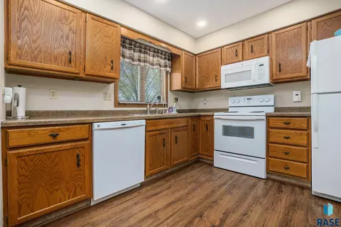 120 NE 5th St, Madison, SD 57042 photo 3