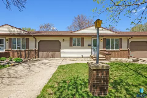120 NE 5th St, Madison, SD 57042 photo 1