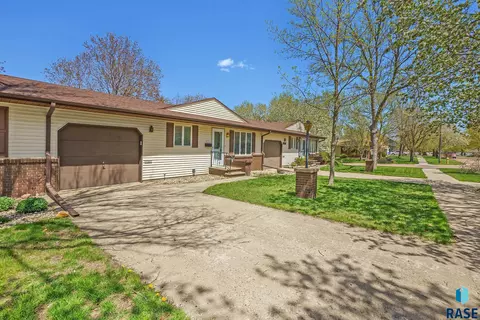 120 NE 5th St, Madison, SD 57042 photo 2