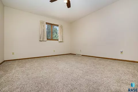 120 NE 5th St, Madison, SD 57042 photo 7