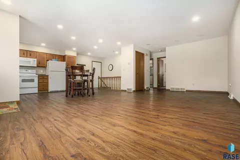 120 NE 5th St, Madison, SD 57042 photo 6
