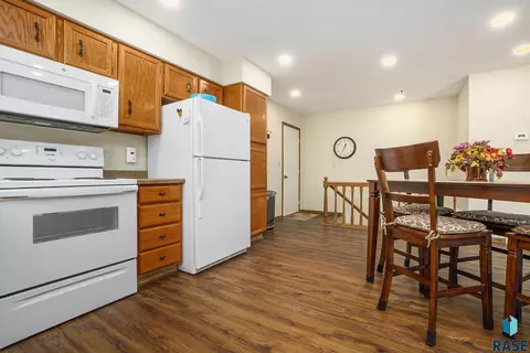 120 NE 5th St, Madison, SD 57042 photo 4