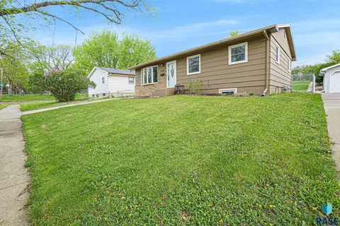 2304 E 13th St, Sioux Falls, SD 57103 photo 2
