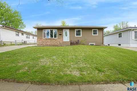 2304 E 13th St, Sioux Falls, SD 57103 photo 1
