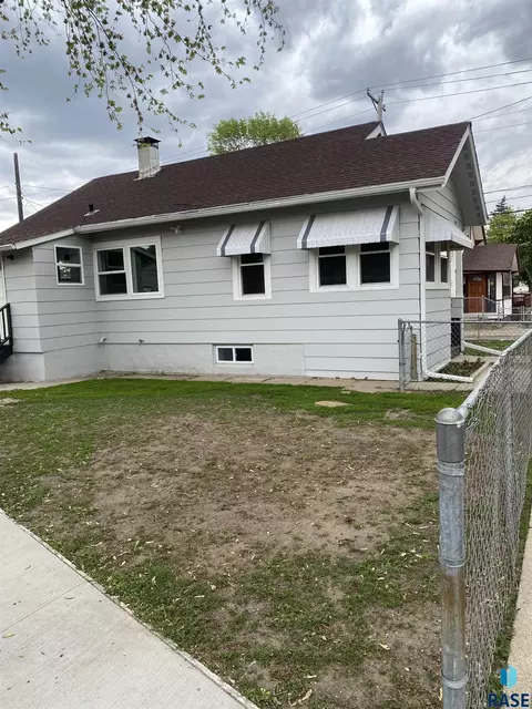 310 W Mcclellan St, Sioux Falls, SD 57104 photo 3