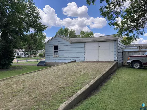 530 SE 3rd St, Madison, SD 57042 photo 7