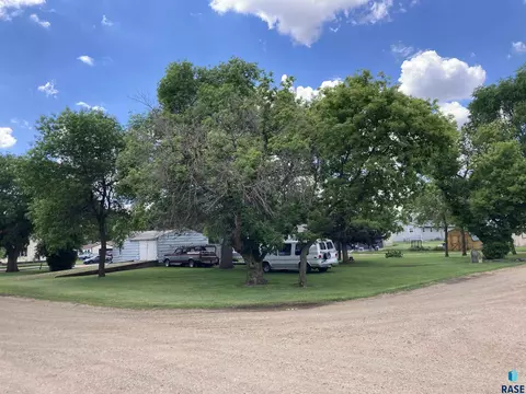 530 SE 3rd St, Madison, SD 57042 photo 4