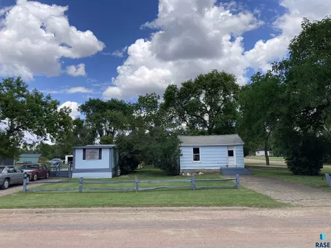530 SE 3rd St, Madison, SD 57042 photo 3
