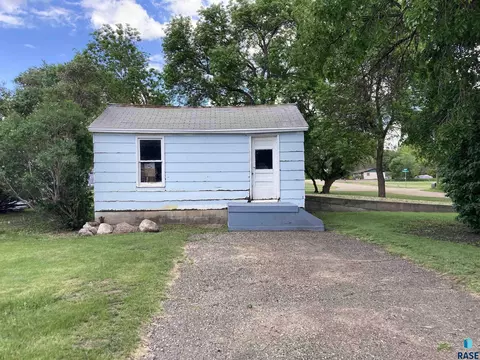 530 SE 3rd St, Madison, SD 57042 photo 8