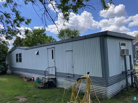 530 SE 3rd St, Madison, SD 57042 photo 6
