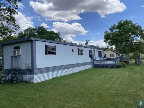 530 SE 3rd St, Madison, SD 57042 photo 1