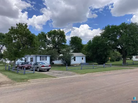 530 SE 3rd St, Madison, SD 57042 photo 2