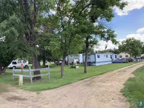 530 SE 3rd St, Madison, SD 57042 photo 5
