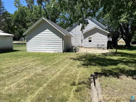 110 S Dewald St, Freeman, SD 57029 photo 4