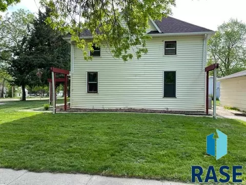 122 E 10th St, Gregory, SD 57533 photo 2