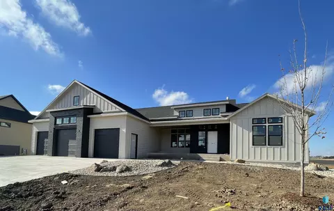 513 N Corsair Cir, Sioux Falls, SD 57110 photo 1