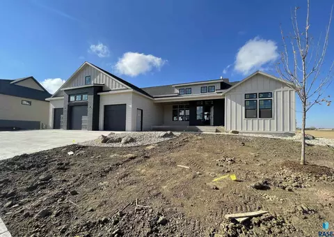 513 N Corsair Cir, Sioux Falls, SD 57110 photo 3