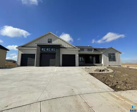 513 N Corsair Cir, Sioux Falls, SD 57110 photo 2
