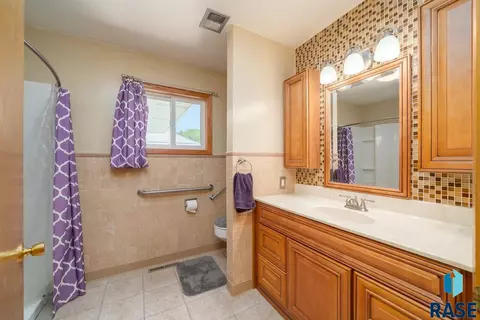 Undisclosed, Sioux Falls, SD 57103 photo 11