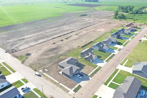 501 Fairway Dr, Colman, SD 57017 photo 2