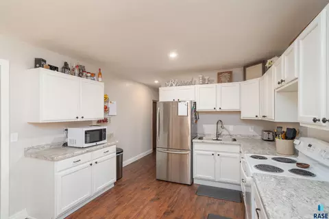 208 E 6th St, Dell Rapids, SD 57022 photo 6