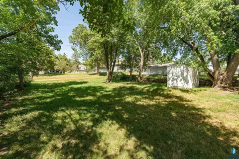 208 E 6th St, Dell Rapids, SD 57022 photo 11