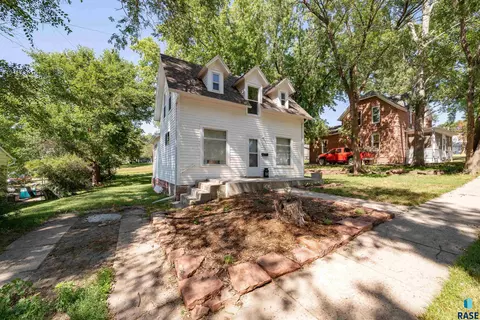 208 E 6th St, Dell Rapids, SD 57022 photo 1