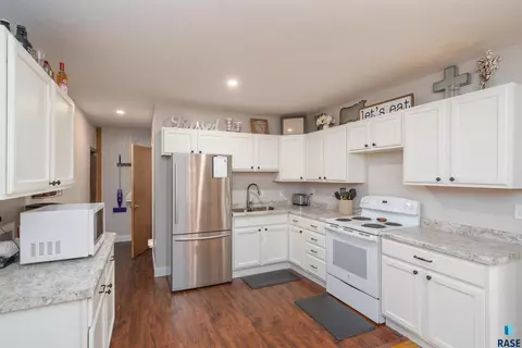 208 E 6th St, Dell Rapids, SD 57022 photo 5