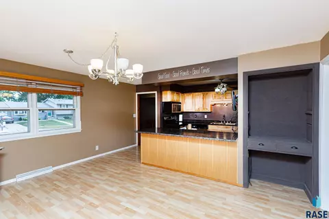 3101 S 9th Ave, Sioux Falls, SD 57105 photo 2