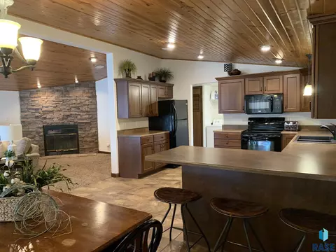 314 Best Point Dr, Madison, SD 57042 photo 9