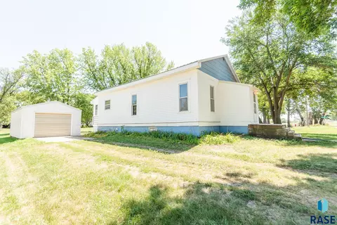 140 S Walnut Ave, Bridgewater, SD 57319 photo 2