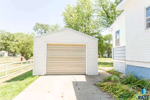 140 S Walnut Ave, Bridgewater, SD 57319 photo 3