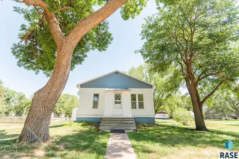 140 S Walnut Ave, Bridgewater, SD 57319 photo 1