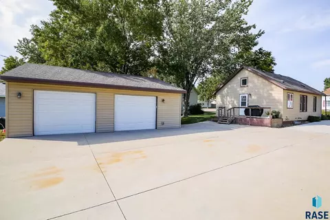 203 E 3rd St, Dell Rapids, SD 57022 photo 4