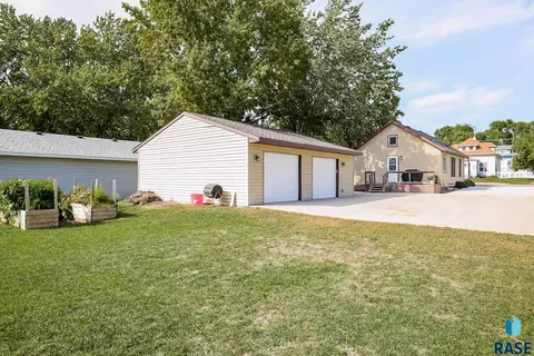 203 E 3rd St, Dell Rapids, SD 57022 photo 5