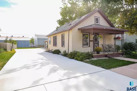 203 E 3rd St, Dell Rapids, SD 57022 photo 2