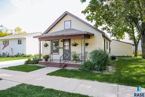 203 E 3rd St, Dell Rapids, SD 57022 photo 1