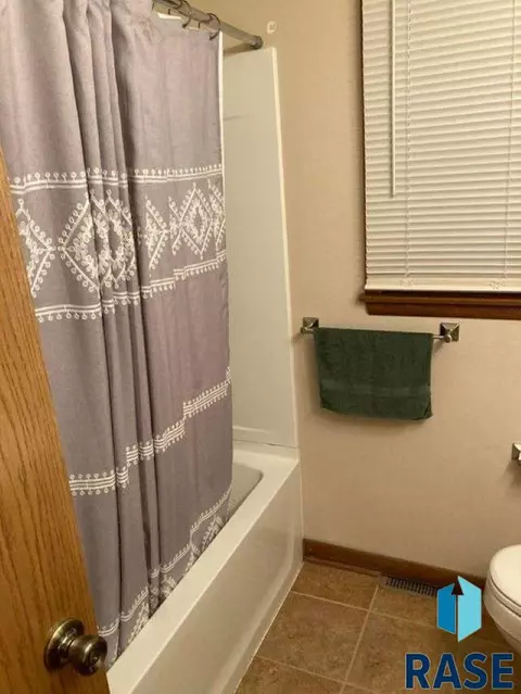 903 W Ash Ave, Mitchell, SD 57301 photo 4