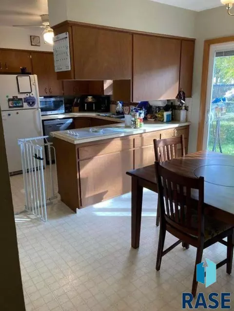 903 W Ash Ave, Mitchell, SD 57301 photo 3