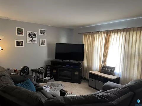 903 W Ash Ave, Mitchell, SD 57301 photo 2
