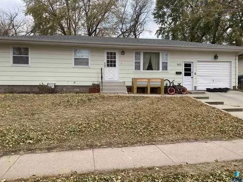 903 W Ash Ave, Mitchell, SD 57301 photo 1