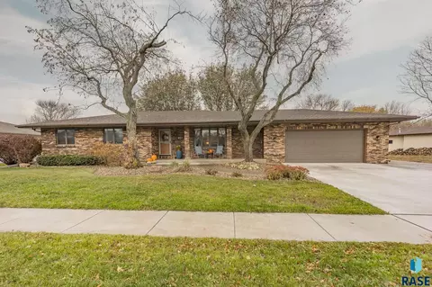 401 E Beechnut St, Brandon, SD 57005 photo 1