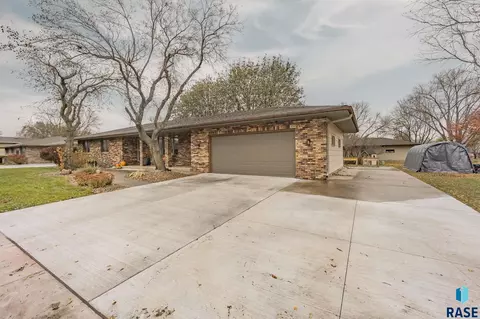 401 E Beechnut St, Brandon, SD 57005 photo 4