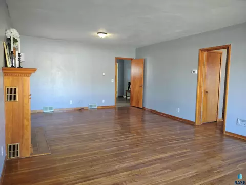 118 E 4th St, Miller, SD 57362 photo 5