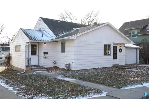 405 E 7th St, Dell Rapids, SD 57022 photo 3