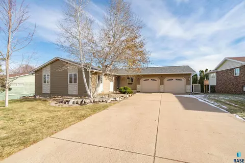 2013 Elizabeth Dr, Sioux Falls, SD 57103 photo 1