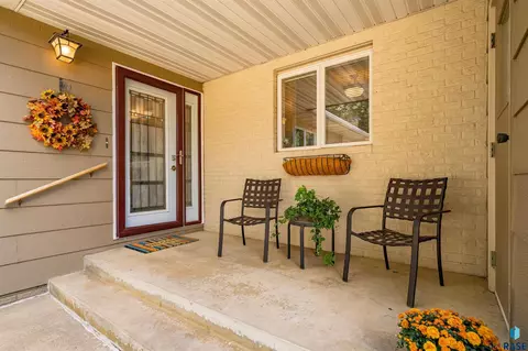 2013 Elizabeth Dr, Sioux Falls, SD 57103 photo 3
