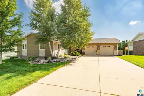 2013 Elizabeth Dr, Sioux Falls, SD 57103 photo 2