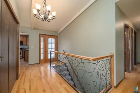2013 Elizabeth Dr, Sioux Falls, SD 57103 photo 4
