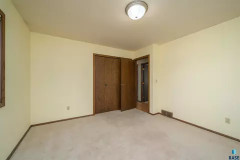 2013 Elizabeth Dr, Sioux Falls, SD 57103 photo 23